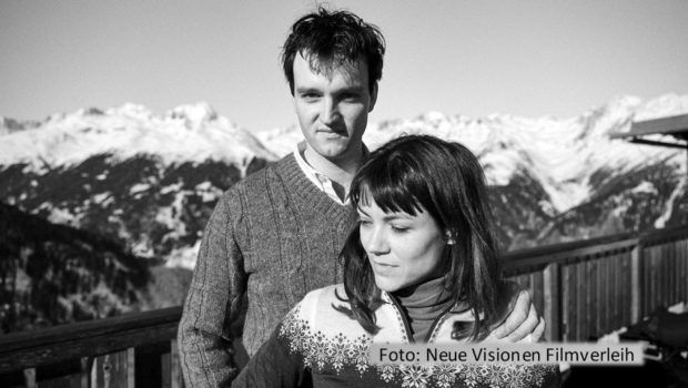 Zum 80. Mal finden in Venedig die Internationalen Filmfestspiele statt. Im Hauptwettbewerb vertreten ist auch der deutsche Filmemacher Timm Kröger mit seinem Thriller „Die Theorie von Allem“. Hauptrollen darin spielen u.a. Jan Bülow und Olivia Ross. (Foto: Neue Visionen Filmverleih)