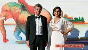 Bei den Internationalen Filmfestspielen von Venedig feierten Regisseur Andres Veiel und Produzentin Sandra Maischberger die Weltpremiere ihres Films „Riefenstahl“. Die Dokumentation über die umstrittene Filmemacherin Leni Riefenstahl wird im Oktober auch das Film Festival Cologne eröffnen. (Foto: Vincent Productions)
