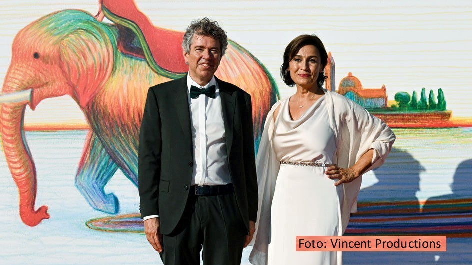Bei den Internationalen Filmfestspielen von Venedig feierten Regisseur Andres Veiel und Produzentin Sandra Maischberger die Weltpremiere ihres Films „Riefenstahl“. Die Dokumentation über die umstrittene Filmemacherin Leni Riefenstahl wird im Oktober auch das Film Festival Cologne eröffnen. (Foto: Vincent Productions)