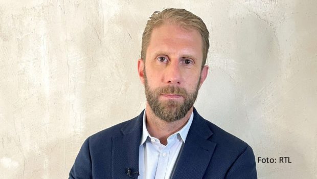 Die Doku-Soap „Verklag mich doch!“ geht ab dem 5. Februar in ein neue Staffel. Von montags bis freitags nehmen Rechtsexpertinnen und -experten wie Christopher Posch juristische Auseinandersetzungen genauer unter die Lupe. (Foto: RTL)