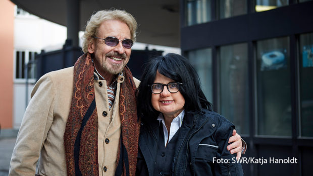 Am Ostersamstag, den 30. März gibt’s die erste Ausgabe von „Verstehen Sie Spaß?“ in diesem Jahr. Ab 20:15 Uhr präsentiert Barbara Schöneberger Spaßfilme, in denen ihren prominenten Gästen ein Streich gespielt wird. Mit dabei ist u.a. Thomas Gottschalk. Zu Schönebergers Überraschung dreht er den Spieß jedoch um. (Foto: SWR/Katja Hanoldt)