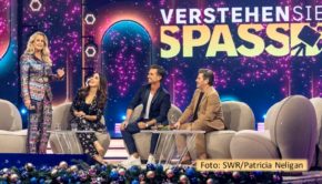 Vorweihnachtlich und bunt geht’s zu, wenn Barbara Schöneberger am 16. Dezember wieder zur Samstagabendshow „Verstehen Sie Spaß?“ im Ersten und im ORF einlädt. Studiogäste und Protagonisten der Spaßfilme sind diesmal u.a. Judith Williams, Florian Silbereisen und Thomas Anders. (Foto: SWR/Patricia Neligan)