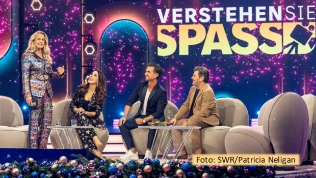 Vorweihnachtlich und bunt geht’s zu, wenn Barbara Schöneberger am 16. Dezember wieder zur Samstagabendshow „Verstehen Sie Spaß?“ im Ersten und im ORF einlädt. Studiogäste und Protagonisten der Spaßfilme sind diesmal u.a. Judith Williams, Florian Silbereisen und Thomas Anders. (Foto: SWR/Patricia Neligan)