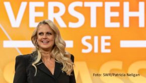 Moderatorin Barbara Schöneberger begrüßte am Samstagabend u.a. Nico Santos und Riccardo Simonetti zur jüngsten neuen Ausgabe von „Verstehen Sie Spaß?“. Der starke Marktanteil von 13,3 Prozent bescherte der ARD die Primetime-Marktführerschaft in der werberelevanten Zielgruppe. (Foto: SWR/Patricia Neligan)