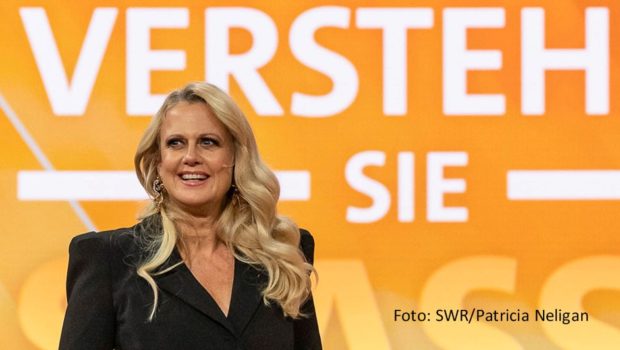 Moderatorin Barbara Schöneberger begrüßte am Samstagabend u.a. Nico Santos und Riccardo Simonetti zur jüngsten neuen Ausgabe von „Verstehen Sie Spaß?“. Der starke Marktanteil von 13,3 Prozent bescherte der ARD die Primetime-Marktführerschaft in der werberelevanten Zielgruppe. (Foto: SWR/Patricia Neligan)