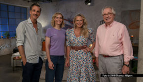 Am Samstag, den 2. August lädt Barbara Schöneberger zu einem besonderen Fernsehabend ein: Gemeinsam mit prominenten Gästen blickt sie auf 45 Jahre „Verstehen Sie Spaß?“ zurück. Ab 20:15 Uhr zeigen Das Erste und der ORF ein Best-of der traditionsreichen SWR-Show. Foto © SWR/Thomas Hilgers
