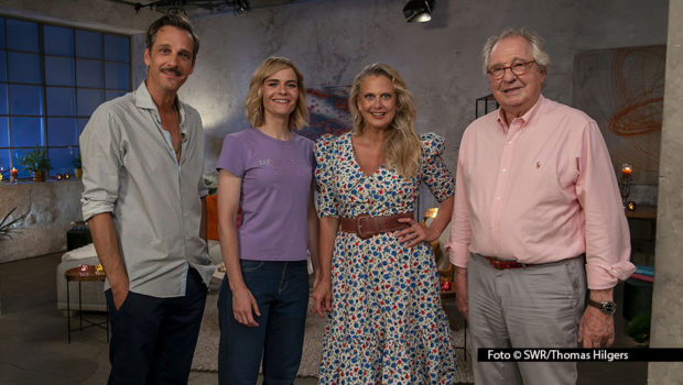 Am Samstag, den 2. August lädt Barbara Schöneberger zu einem besonderen Fernsehabend ein: Gemeinsam mit prominenten Gästen blickt sie auf 45 Jahre „Verstehen Sie Spaß?“ zurück. Ab 20:15 Uhr zeigen Das Erste und der ORF ein Best-of der traditionsreichen SWR-Show. Foto © SWR/Thomas Hilgers