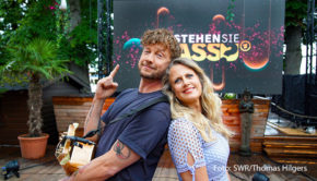 Am Samstag, den 3. August, lädt Barbara Schöneberger im Ersten und im ORF zum „Verstehen Sie Spaß?“-Sommerfest am Ammersee ein. Mit dabei sind u.a. Sänger Samu Haber sowie Howard Carpendale, Nico Santos, Guido Maria Kretschmer und Max Raabe. (Foto: SWR/Thomas Hilgers)