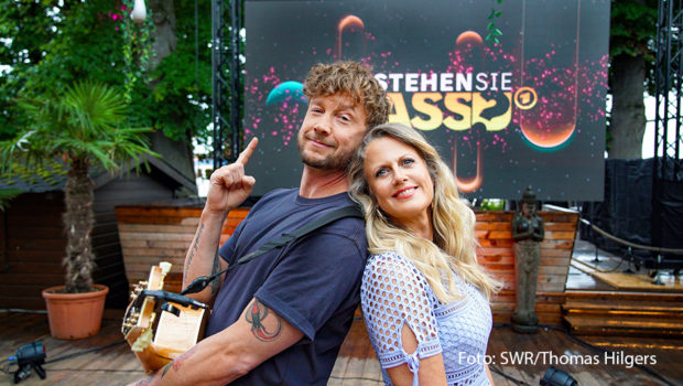 Am Samstag, den 3. August, lädt Barbara Schöneberger im Ersten und im ORF zum „Verstehen Sie Spaß?“-Sommerfest am Ammersee ein. Mit dabei sind u.a. Sänger Samu Haber sowie Howard Carpendale, Nico Santos, Guido Maria Kretschmer und Max Raabe. (Foto: SWR/Thomas Hilgers)