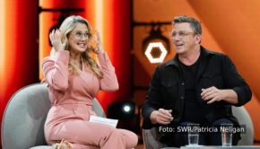 Am 27. Mai gibt’s in der ARD eine neue Ausgabe von „Verstehen Sie Spaß?“ mit Barbara Schöneberger. Mit von der Partie ist u.a. Schauspieler Hans Sigl, der seinen dritten Auftrag als Lockvogel angeht. 2015 fiel er selbst auf die Verstecke Kamera rein. (Foto: SWR/Patricia Neligan)