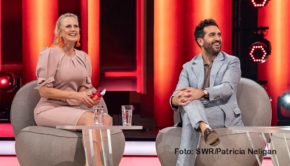 Entertainerin Barbara Schöneberger führt am 25. Juni zum zweiten Mal durch die SWR-Samstagabendshow „Verstehen Sie Spaß?“. Zu Gast sind diesmal u.a. Schauspieler Elyas M’Barek, TV-Routinier Frank Elstner, Popsänger Chris de Burgh und Cocktail-Spezialist Nic Shanker. (Foto: SWR/Patricia Neligan)