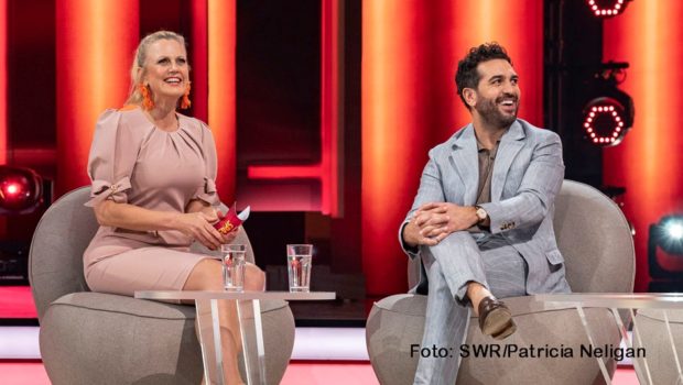 Entertainerin Barbara Schöneberger führt am 25. Juni zum zweiten Mal durch die SWR-Samstagabendshow „Verstehen Sie Spaß?“. Zu Gast sind diesmal u.a. Schauspieler Elyas M’Barek, TV-Routinier Frank Elstner, Popsänger Chris de Burgh und Cocktail-Spezialist Nic Shanker. (Foto: SWR/Patricia Neligan)