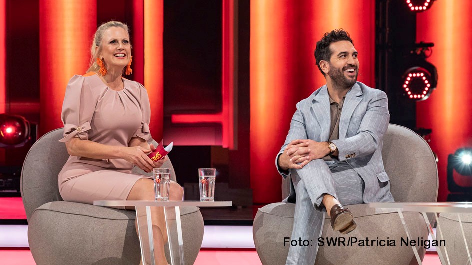 Entertainerin Barbara Schöneberger führt am 25. Juni zum zweiten Mal durch die SWR-Samstagabendshow „Verstehen Sie Spaß?“. Zu Gast sind diesmal u.a. Schauspieler Elyas M’Barek, TV-Routinier Frank Elstner, Popsänger Chris de Burgh und Cocktail-Spezialist Nic Shanker. (Foto: SWR/Patricia Neligan)