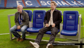 In der Samstagabend-Show „Verstehen Sie Spaß?“ gibt’s am 4. Oktober im Ersten und bei ORF 1 u.a. einen Spaßfilm mit Peter Lohmeyer zu sehen. Der Schauspieler tappt ausgerechnet im Stadion seines Lieblingsvereins Schalke 04 in die Falle – gestellt von seinem Sohn, dem Moderator Louis Klamroth.Foto-SWR_Kimmig-Entertainment.j