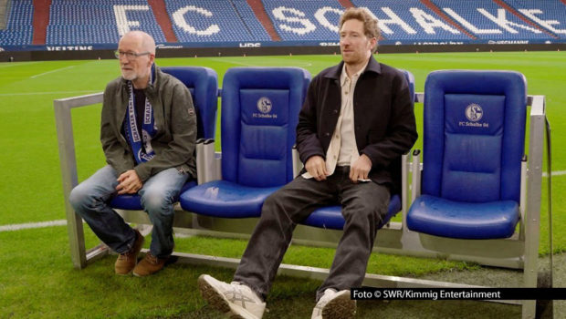 In der Samstagabend-Show „Verstehen Sie Spaß?“ gibt’s am 4. Oktober im Ersten und bei ORF 1 u.a. einen Spaßfilm mit Peter Lohmeyer zu sehen. Der Schauspieler tappt ausgerechnet im Stadion seines Lieblingsvereins Schalke 04 in die Falle – gestellt von seinem Sohn, dem Moderator Louis Klamroth.Foto-SWR_Kimmig-Entertainment.j