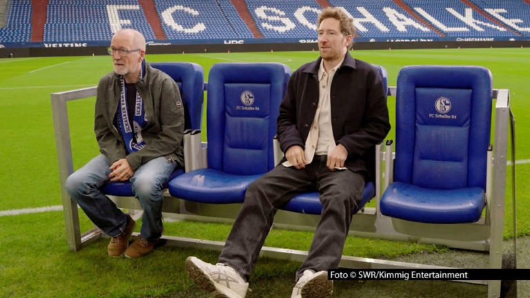 In der Samstagabend-Show „Verstehen Sie Spaß?“ gibt’s am 4. Oktober im Ersten und bei ORF 1 u.a. einen Spaßfilm mit Peter Lohmeyer zu sehen. Der Schauspieler tappt ausgerechnet im Stadion seines Lieblingsvereins Schalke 04 in die Falle – gestellt von seinem Sohn, dem Moderator Louis Klamroth.Foto-SWR_Kimmig-Entertainment.j