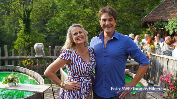 Am 15. Juli steigt im Ersten ein großes Sommerfest mit versteckter Kamera. Ab 20:15 Uhr lädt Barbara Schöneberger zu einer neuen Ausgabe von „Verstehen Sie Spaß?“ ein. Gemeinsam mit Matze Knop präsentiert sie mitten im Schwarzwald die lustigsten TV-Streiche der vergangenen Jahre. (Foto: SWR/Thomas Hilgers)