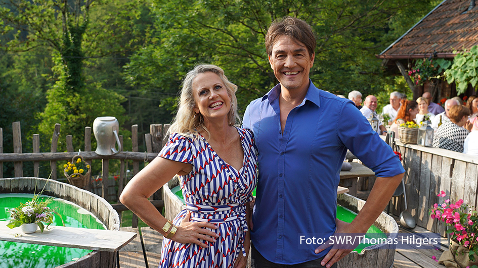Am 15. Juli steigt im Ersten ein großes Sommerfest mit versteckter Kamera. Ab 20:15 Uhr lädt Barbara Schöneberger zu einer neuen Ausgabe von „Verstehen Sie Spaß?“ ein. Gemeinsam mit Matze Knop präsentiert sie mitten im Schwarzwald die lustigsten TV-Streiche der vergangenen Jahre. (Foto: SWR/Thomas Hilgers)
