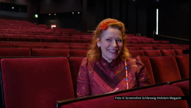 Der plattdeutsche Schreibwettbewerb „Vertell doch mal“ lädt unter dem Motto „Mit’nanner“ dazu ein, kreative Kurzgeschichten einzureichen. Am 22. Juni sollen sie im Hamburger Ohnsorg-Theater ausgezeichnet werden. Moderatorin Enie van de Meiklokjes ist als Botschafterin dabei. (Foto: Screenshot Schleswig-Holstein Magazin)