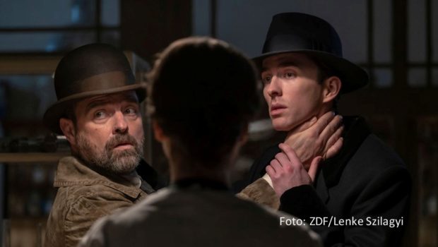 Im Wien des frühen 20. Jahrhunderts gehen Juergen Maurer als Inspektor Rheinhardt und Matthew Beard als Psychoanalytiker Dr. Liebermann wieder auf Verbrecherjagd. Die dritte Staffel der Krimi-Reihe „Vienna Blood“ feiert ab dem 26. März ihre deutsche Free-TV-Premiere im ZDF. (Foto: ZDF/Lenke Szilagyi)