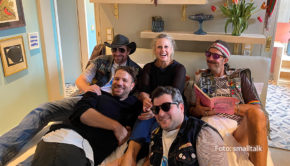 Am 14. November stellten Viva con Agua-Gründer Benny Adrion und sein Team das Hamburger Projekt „Villa Viva“ vor. Neben Mitgliedern von „Ramba Zamba“, dem offiziellen Fanclub des FC St. Pauli, war auch Entertainerin Barbara Schöneberger vor Ort. Die Moderatorin und Unterstützerin des Projekts hat einen Teil der Hotelräume mitgestaltet. (Foto: smalltalk)