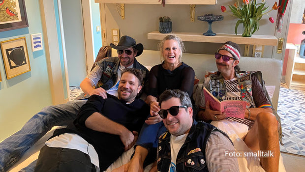 Am 14. November stellten Viva con Agua-Gründer Benny Adrion und sein Team das Hamburger Projekt „Villa Viva“ vor. Neben Mitgliedern von „Ramba Zamba“, dem offiziellen Fanclub des FC St. Pauli, war auch Entertainerin Barbara Schöneberger vor Ort. Die Moderatorin und Unterstützerin des Projekts hat einen Teil der Hotelräume mitgestaltet. (Foto: smalltalk)