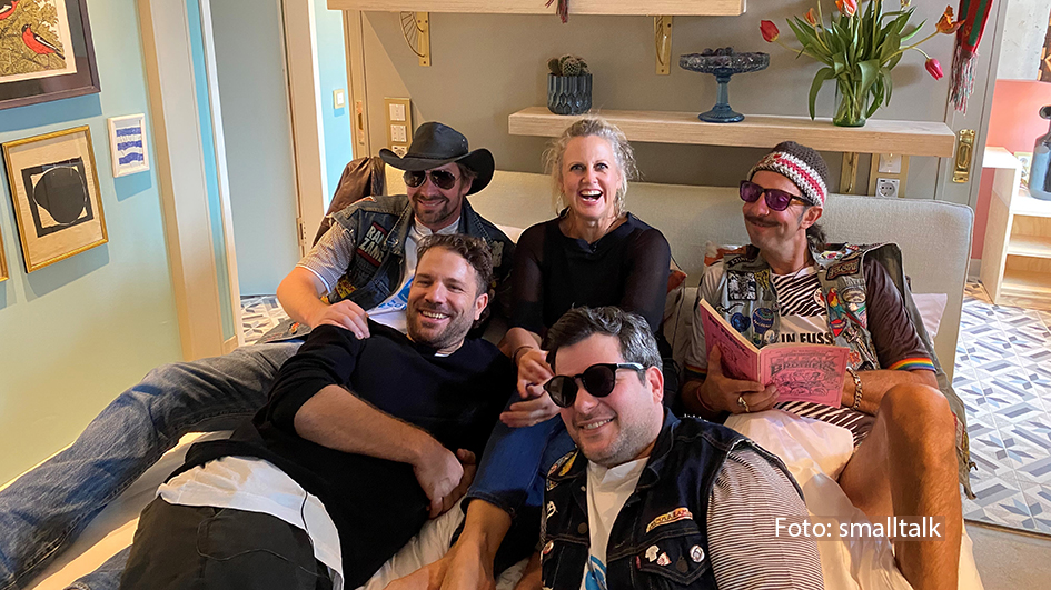 Am 14. November stellten Viva con Agua-Gründer Benny Adrion und sein Team das Hamburger Projekt „Villa Viva“ vor. Neben Mitgliedern von „Ramba Zamba“, dem offiziellen Fanclub des FC St. Pauli, war auch Entertainerin Barbara Schöneberger vor Ort. Die Moderatorin und Unterstützerin des Projekts hat einen Teil der Hotelräume mitgestaltet. (Foto: smalltalk)