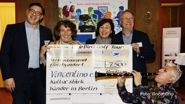 Sandra Maischberger und ihre Mitstreiter feierten im Potsdamer Alexander-Haus das 15-jährige Bestehen des Vereins „Vincentino e.V. – Kultur stärkt Kinder in Berlin“. Bei der Gelegenheit konnte auch wieder ein Spendenscheck entgegengenommen werden. (Foto: Vincentino)