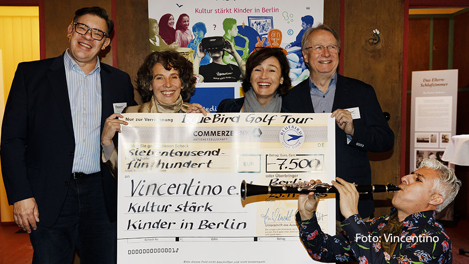 Sandra Maischberger und ihre Mitstreiter feierten im Potsdamer Alexander-Haus das 15-jährige Bestehen des Vereins „Vincentino e.V. – Kultur stärkt Kinder in Berlin“. Bei der Gelegenheit konnte auch wieder ein Spendenscheck entgegengenommen werden. (Foto: Vincentino)