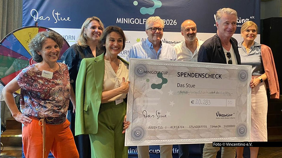 Moderatorin Sandra Maischberger und Hotelmanager Zeèv Rosenberg haben Grund zur Freude. Am 21. Juni kamen beim traditionellen „Minigolf Cup“ in der Berlin rund 21.000 Euro für den guten Zweck zusammen. Mit von der Partie waren u.a. Jörg Pilawa und Julia Klöckner. (Foto © Vincentino e.V.)