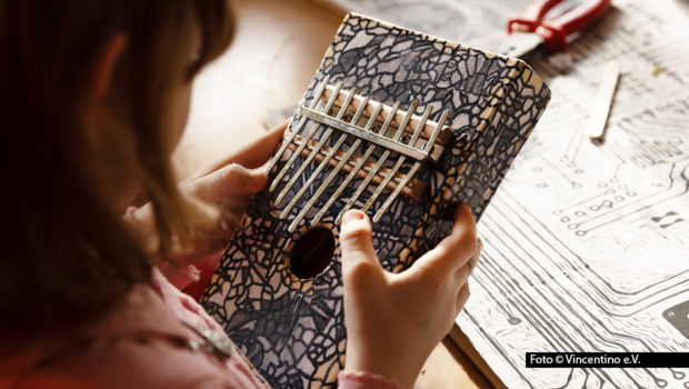 Im von Sandra Maischberger gegründeten Verein Vincentino e.V. bauen Berliner Schülerinnen und Schülern ihre eigenen Musikinstrumente. Ab dem 21. März präsentieren sie ihre kreativen Klangobjekte im Zentrum für Sprache und Bewegung in Berlin-Neukölln. Foto: © Vincentino e.V.