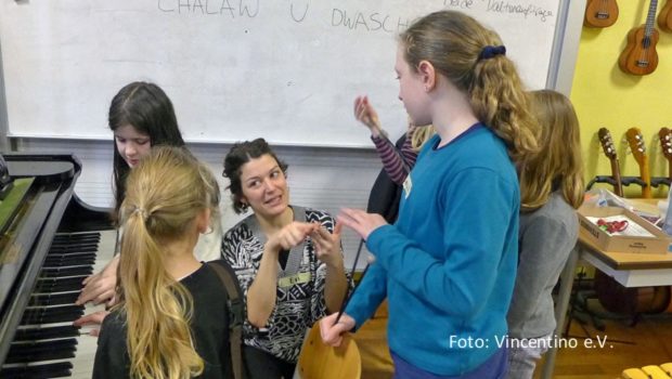 Bei einem Konzert in Berlin-Neukölln stellt der Verein Vincentino am 3. Mai die Ergebnisse eines interkulturellen Musikprojekts vor. Dabei arbeiteten Schülerinnen und Schüler u.a. mit der Deutschen Jazzpreis-Trägerin Evi Filppou zusammen. (Foto: Vincentino e.V.)