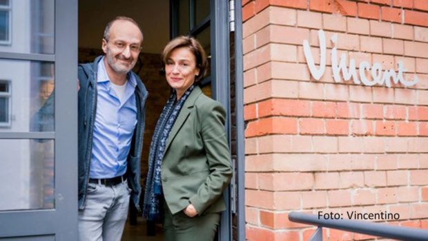 Regelmäßig veranstalten Moderatorin Sandra Maischberger mit ihrem Verein Vincentino sowie Hotelmanager Zeèv Rosenberg in Berlin ein Minigolf-Turnier für den guten Zweck. Am 27. August ist es wieder so weit. Mit den Einnahmen werden kulturelle Bildungsprojekte unterstützt. (Foto: Vincentino)