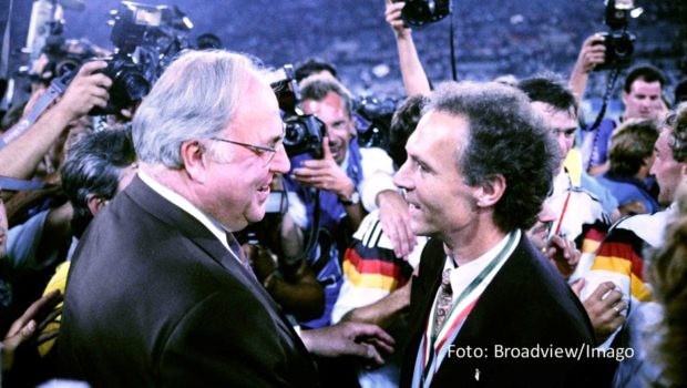 Historische Momente wie die Begegnung zwischen DFB-Teamchef Franz Beckenbauer und Bundeskanzler Helmut Kohl nach dem siegreichen WM-Finale 1990 zeichnet die neue Doku „Fußballwunder: von Bern bis Berlin“ nach. Ab dem 1. Juni ist sie exklusiv bei MagentaTV zu sehen. (Foto: Broadview/Imago)
