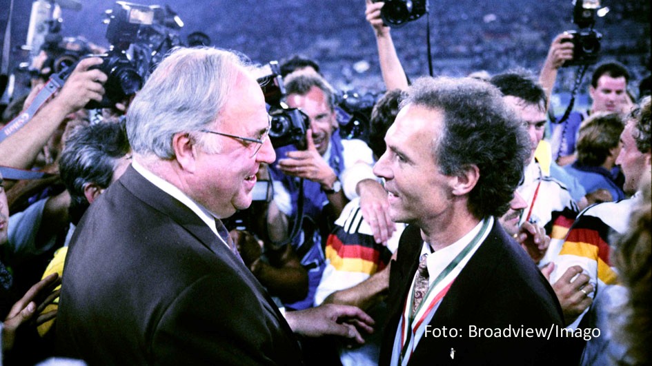 Historische Momente wie die Begegnung zwischen DFB-Teamchef Franz Beckenbauer und Bundeskanzler Helmut Kohl nach dem siegreichen WM-Finale 1990 zeichnet die neue Doku „Fußballwunder: von Bern bis Berlin“ nach. Ab dem 1. Juni ist sie exklusiv bei MagentaTV zu sehen. (Foto: Broadview/Imago)