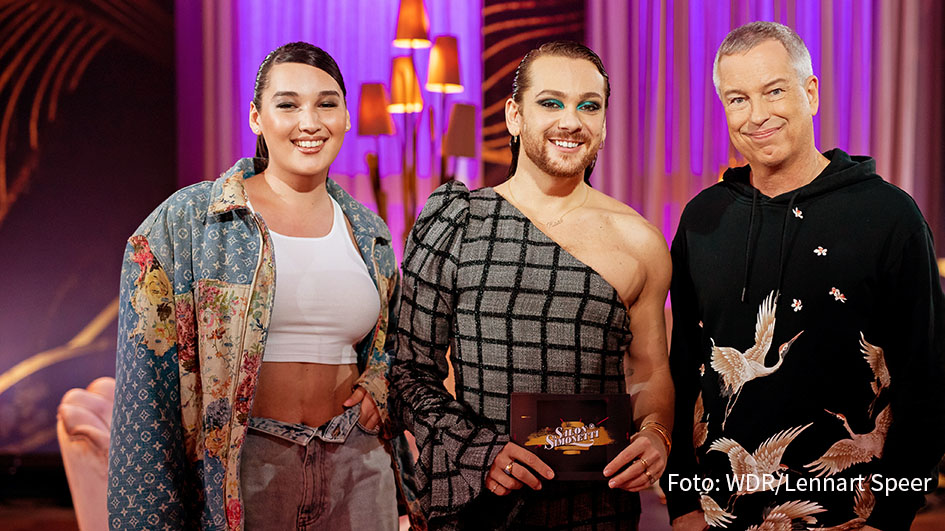 In seiner neuen Fernsehshow feiert Influencer und Moderator Riccardo Simonetti mit seinen Gästen die Diversität. In der ersten Folge von „Salon Simonetti“ spricht er mit Entertainer Thomas Hermanns und GNTM-Gewinnerin Alex Mariah Peter. (Foto: WDR/Lennart Speer)