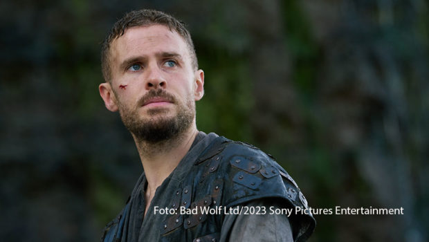 Zu Beginn des neuen Jahres begibt sich MagentaTV auf eine Reise ins frühe Mittelalter. Die britische Serie „The Winter King“, die jetzt zum Streamen verfügbar ist, basiert auf den Artus-Chroniken des britischen Schriftstellers Bernard Cornwell und zeigt den Aufstieg des legendären Keltenkönigs. (Foto: MagentaTVBad Wolf Ltd/2023 Sony Pictures Entertainment)