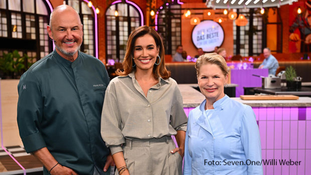 Im Staffelfinale der Sat.1-Show „Wer kocht das Beste für die Gäste?“ tritt Spitzengastronom Frank Rosin gegen seine Kollegin Cornelia Poletto an. Für die beiden Kochprofis gilt es, insgesamt 33 Gäste mit typisch ostdeutschen Gerichten zu überzeugen. Moderatorin ist wie gewohnt Jana Ina Zarrella. (Foto: Seven.One/Willi Weber)