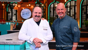 Am 24. Juli steht in Sat.1 eine neue Runde von „Wer kocht das Beste für die Gäste?“ auf dem Sendeplan. Diesmal fordert Spitzengastronom Frank Rosin seinen TV-Kollegen Johann Lafer zum Kochduell heraus. Unterstützung bekommen die Profis in der aktuellen Folge von Azubis. (Foto: Seven.One/Willi Weber)