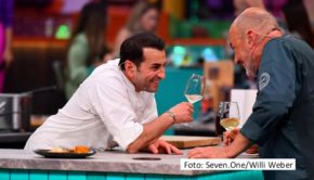 Die zweite Folge der neuen Sat.1-Show „Wer kocht das Beste für die Gäste?“ läuft am 17. Juli. Sternekoch Frank Rosin bekommt es darin mit einem neuen Kontrahenten zu tun, den er sehr gut kennt. Er tritt gegen seinen „Roadtrip Amerika“-Buddy Ali Güngörmüs an. (Foto: Seven.One/Willi Weber)