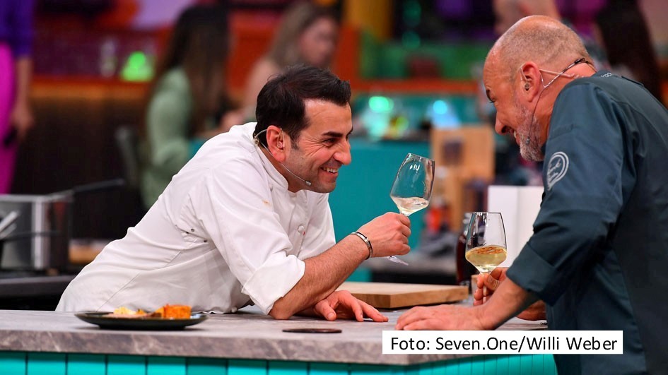 Die zweite Folge der neuen Sat.1-Show „Wer kocht das Beste für die Gäste?“ läuft am 17. Juli. Sternekoch Frank Rosin bekommt es darin mit einem neuen Kontrahenten zu tun, den er sehr gut kennt. Er tritt gegen seinen „Roadtrip Amerika“-Buddy Ali Güngörmüs an. (Foto: Seven.One/Willi Weber)