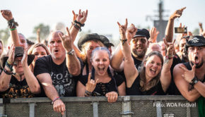 Das legendäre Wacken Open Air startet trotz widriger Umstände in seine 32. Ausgabe. Bis 5. August versammeln sich Metal-Fans aus aller Welt auf dem „Holy Ground“ in Wacken, um mit Acts wie Iron Maiden, Doro und Uriah Heep zu feiern. MagentaTV überträgt erstmals alle vier Festivaltage im Livestream. (Foto: WOA Festival)