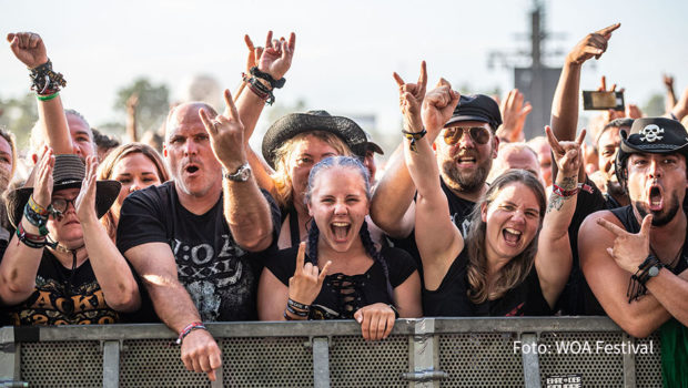 Das legendäre Wacken Open Air startet trotz widriger Umstände in seine 32. Ausgabe. Bis 5. August versammeln sich Metal-Fans aus aller Welt auf dem „Holy Ground“ in Wacken, um mit Acts wie Iron Maiden, Doro und Uriah Heep zu feiern. MagentaTV überträgt erstmals alle vier Festivaltage im Livestream. (Foto: WOA Festival)