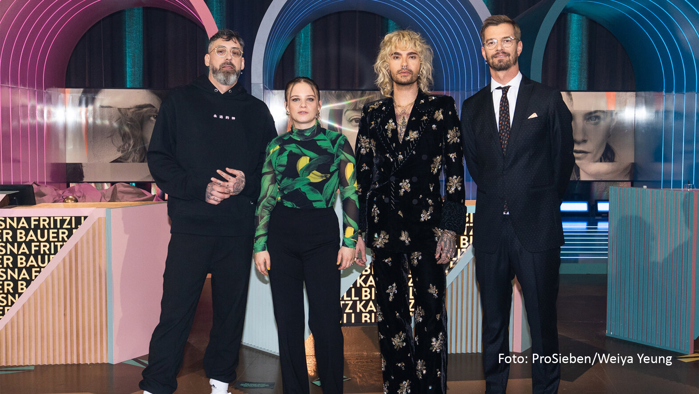Am Sonntag, den 19. Februar startet auf ProSieben die fünfte Staffel von „Wer stiehlt mir die Show?“, in der die oder der Sieger nichts Geringeres als die Moderation der nächsten Ausgabe gewinnen kann. In der neuen Staffel wagen Sido, Bill Kaulitz und Jasna Fritzi Bauer den Versuch, Moderator Joko Winterscheidt seinen Job streitig zu machen. (Foto: ProSieben/Weiya Yeung)