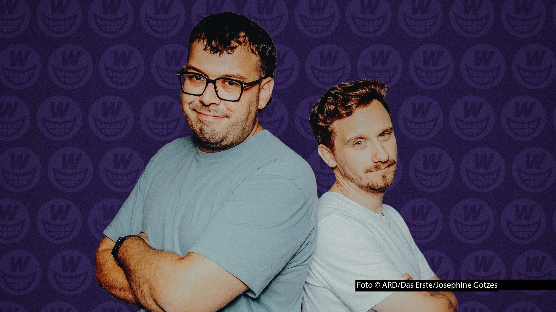 Sabri Cukadar alias Splashbrudda und Maximilian Kamp haben am 2. September eine Sonderaufgabe. Für das Sport-Comedy-Format „WUMMS“ gehen sie als Alternativkommentatoren bei der ARD-Übertragung des DFB-Pokalspiels zwischen Osnabrück und Bayern München an den Start. (Foto © ARD/Das Erste/Josephine Gotzes)