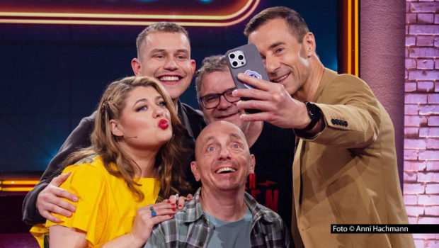 Gute Laune ist angesagt, wenn Sängerin Alina und ihr Kollege Gregor Hägele am 21. März zur ARD-Quizshow „Wer weiß denn sowas?“ antreten. Moderator Kai Pflaume begrüßt die beiden ebenso wie die bewährten Rateteam-Kapitäne Bernhard Hoëcker und Elton. Foto © Anni Hachmann