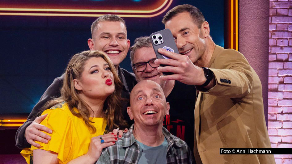 Gute Laune ist angesagt, wenn Sängerin Alina und ihr Kollege Gregor Hägele am 21. März zur ARD-Quizshow „Wer weiß denn sowas?“ antreten. Moderator Kai Pflaume begrüßt die beiden ebenso wie die bewährten Rateteam-Kapitäne Bernhard Hoëcker und Elton. Foto © Anni Hachmann
