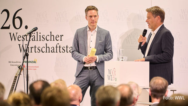 Beim 26. Westfälischen Wirtschaftstag in Münster trat am gestrigen 25. August Vizekanzler Robert Habeck auf. Durch die Veranstaltung mit rund 600 Unternehmerinnen und Unternehmern führte TV-Moderator Sven Lorig. (Foto: WWL)
