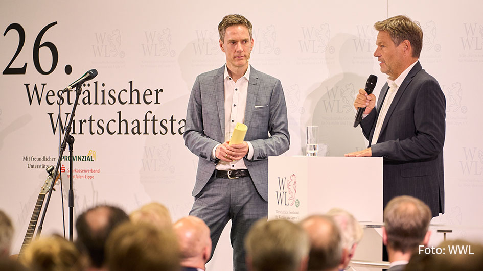 Beim 26. Westfälischen Wirtschaftstag in Münster trat am gestrigen 25. August Vizekanzler Robert Habeck auf. Durch die Veranstaltung mit rund 600 Unternehmerinnen und Unternehmern führte TV-Moderator Sven Lorig. (Foto: WWL)