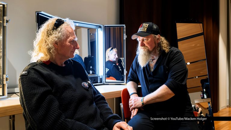 Wacken-Mitgründer Holger Hübner startet mit „Wacken Holger“ einen eigenen Youtube-Kanal. Dort möchte der Festivalmacher künftig mit Bands, Wegbegleitern und anderen Persönlichkeiten aus der Rock- und Metal-Szene ins Gespräch kommen. Den Auftakt macht der Koch und Musiker Lucki Maurer. Foto © YouTube/Wacken Holger